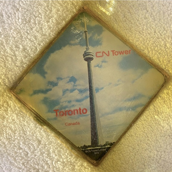 Vintage Yellow Amber Glass CN Tower Toronto Canada Ashtray Trinket Dish - Picture 3 of 10